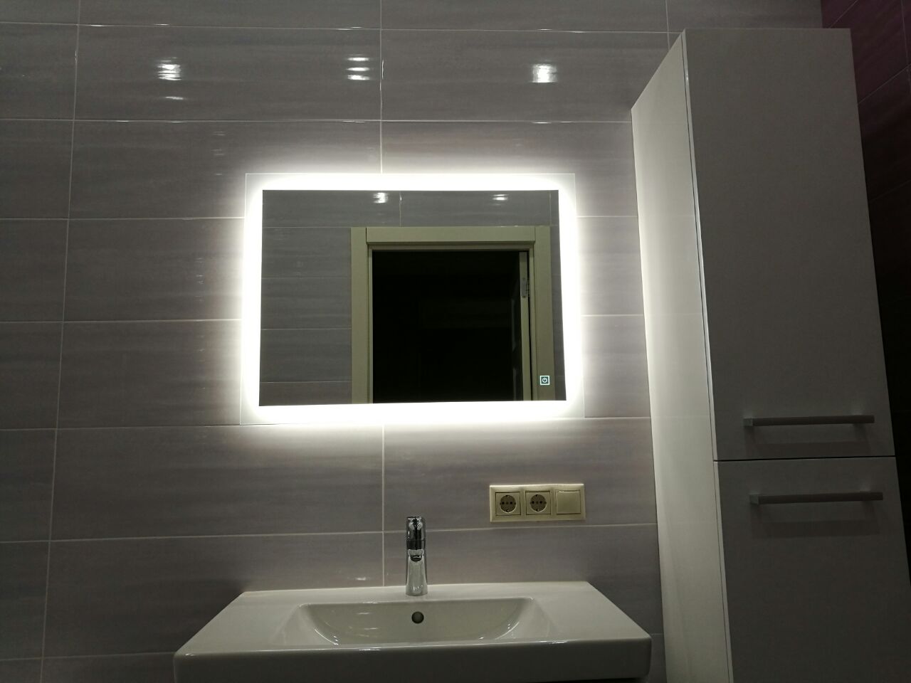полка для ванной комнаты с подсветкой